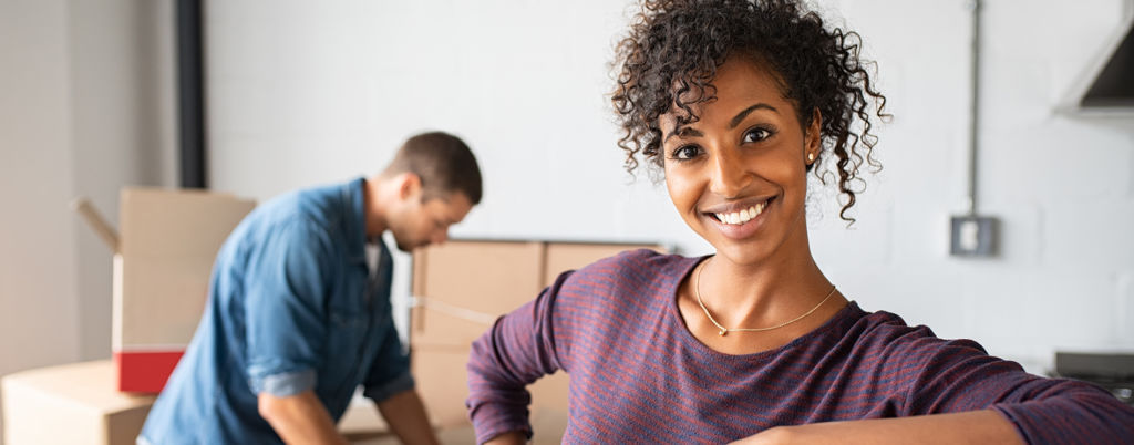 Dos adultos jóvenes desembalaje de cajas