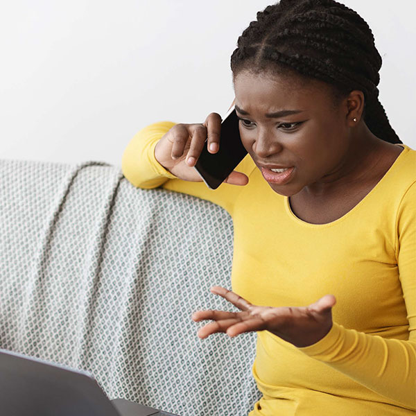 Mujer frustrada hablando por teléfono