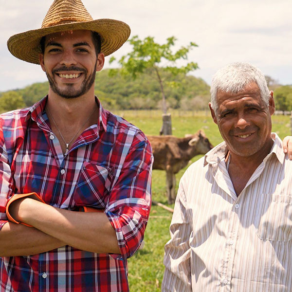 Padre e hijo trabajando en una granja