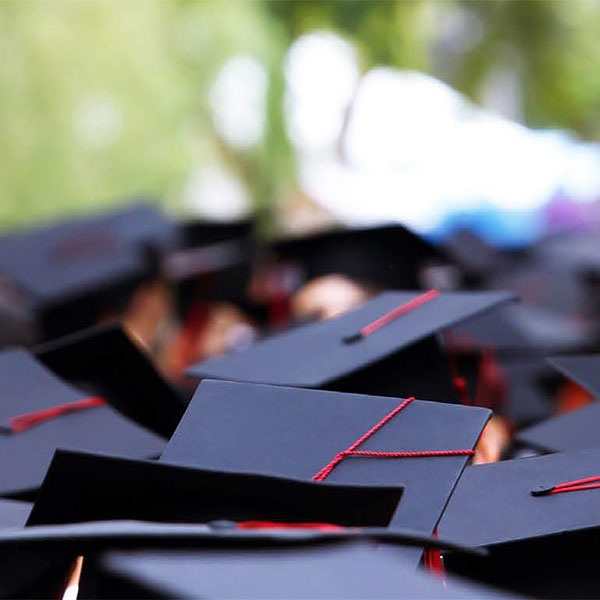 Grupo de personas con birretes de graduación.