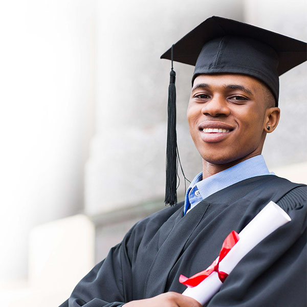 Joven vistiendo una toga y birrete de graduación