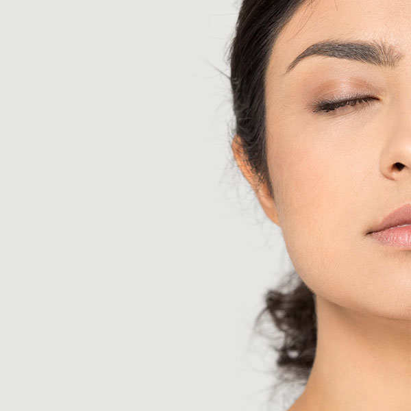 Mujer meditando con los ojos cerrados